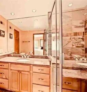 uma casa de banho com uma cabina de duche em vidro e um lavatório. em A Magical Treehouse by the Sea! em Hilton Head Island