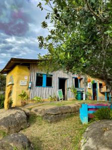 una pequeña casa de color azul y amarillo en Campo Karst, en Zapatoca
