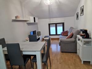 una sala de estar con una mesa y un sofá en Vivienda Turistica IBAMA1, en Ciudad Rodrigo