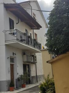 un edificio bianco con balcone e porta di La Casa dei Nonni ad Arezzo