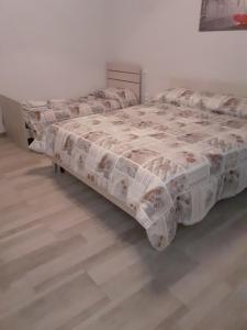 um quarto com uma cama com um edredão em La Casa dei Nonni em Arezzo