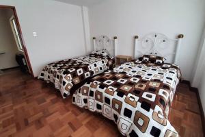 Cette chambre comprend 2 lits jumeaux. dans l'établissement Acogedor apartamento cerca del teleférico amarillo, à La Paz