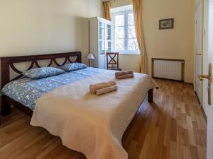- une chambre avec un lit et 2 serviettes dans l'établissement Apartament luster i obrazów, à Varsovie
