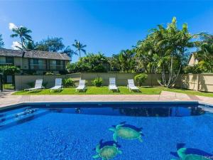 una piscina frente a una casa en The Luau Lounge at Turtle Bay with pool, en Kahuku