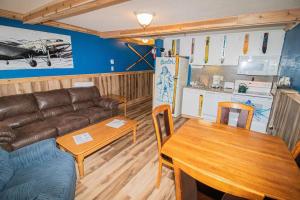 uma sala de estar com um sofá, uma mesa e uma cozinha em ML134 1BR Unique cozy cabin feel Slope View Wi-Fi Ballhooter Side EZ Park em Snowshoe