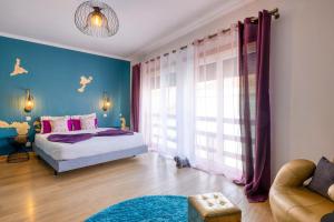 a bedroom with a bed and a blue wall at Pillows Peniche B&B in Peniche