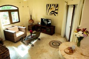 uma sala de estar com um sofá e uma mesa em Villas Sacbe Condo Hotel and Beach Club em Playa del Carmen