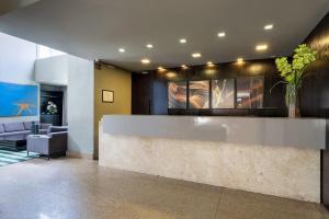 un hall d'entrée avec un bureau de réception dans un immeuble dans l'établissement Flat al. Campinas / Jardins, ao lado da Av. Paulista, à São Paulo 29 autres photos