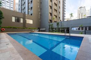 una piscina en medio de un edificio en Flat al. Campinas / Jardins, ao lado da Av. Paulista, en São Paulo