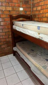 En eller flere senge i et værelse på Chalé em Tamandaré