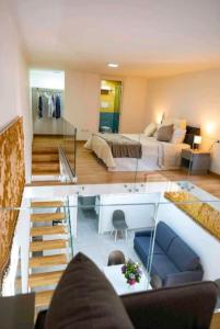 un ampio soggiorno con un letto e un divano di SANT'ANTIDA HOME a Caserta