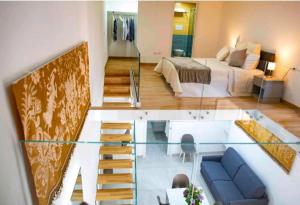 un soggiorno con divano e pavimento in vetro di SANT'ANTIDA HOME a Caserta