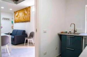 una cucina e un soggiorno con divano e lavandino di SANT'ANTIDA HOME a Caserta