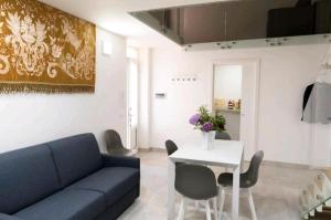 un soggiorno con divano e tavolo con sedie di SANT'ANTIDA HOME a Caserta