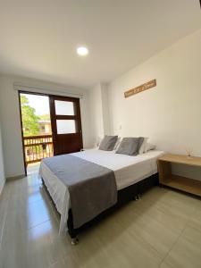 een slaapkamer met een groot bed en een raam bij Jardín de Primavera Apartamentos in Jardin