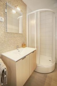 y baño con lavabo y ducha. en Apartments Juranic I, en Baška
