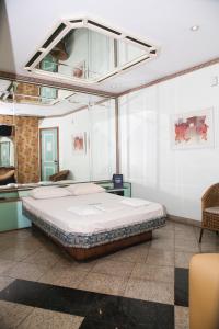 Habitación hospital con cama y lámpara de araña en Hotel Vanity para adultos, en Río de Janeiro