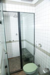 y baño con aseo y ducha acristalada. en Hotel Vanity para adultos, en Río de Janeiro