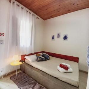 Ce lit se trouve dans un dortoir doté d'une fenêtre. dans l'établissement Pousada Estalagem Moeda Real, à Moeda
