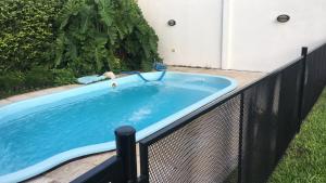 una piscina con una manguera en una valla en CRK en San Pedro