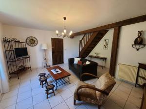Posedenie v ubytovaní Gîte Authentique pour 6 Pers. avec Cheminée à Proximité de Vittel et Activités Nature - FR-1-589-427