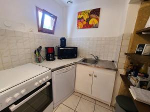 Kuchyňa alebo kuchynka v ubytovaní Gîte Authentique pour 6 Pers. avec Cheminée à Proximité de Vittel et Activités Nature - FR-1-589-427