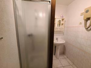 Kúpeľňa v ubytovaní Gîte Authentique pour 6 Pers. avec Cheminée à Proximité de Vittel et Activités Nature - FR-1-589-427