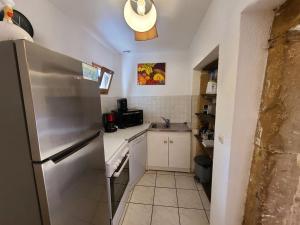 Kuchyňa alebo kuchynka v ubytovaní Gîte Authentique pour 6 Pers. avec Cheminée à Proximité de Vittel et Activités Nature - FR-1-589-427