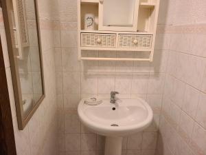 Kúpeľňa v ubytovaní Gîte Authentique pour 6 Pers. avec Cheminée à Proximité de Vittel et Activités Nature - FR-1-589-427 + 13 fotografií