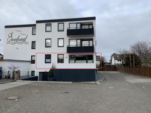a large white building with a lot of windows at Mimi's Ostseeglück - Haus Seebad in Grömitz