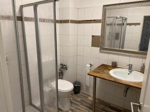 a bathroom with a toilet and a sink at Mimi's Ostseeglück - Haus Seebad in Grömitz