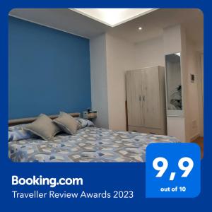 Schlafzimmer mit einem Bett mit blauer Wand in der Unterkunft CASA VACANZE LE PALME in Gaeta
