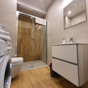 Un baño con ducha, inodoro y lavabo. en Apartament Holiday B 210, en Pobierowo