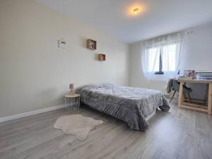una camera con letto e scrivania di maison nature spéciale JO 2024 a Savignies