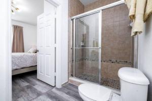 Et badeværelse på Your Orlando home 15 min to Disney - KGG01 + 22 billeder