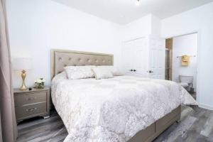 En eller flere senge i et værelse på Your Orlando home 15 min to Disney - KGG01