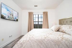 En eller flere senge i et værelse på Your Orlando home 15 min to Disney - KGG01