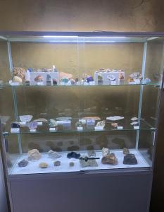 una vitrina llena de muchos minerales diferentes en Campo Karst, en Zapatoca