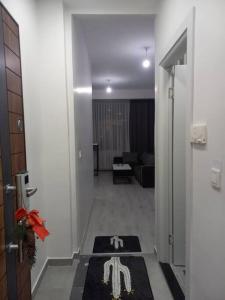 un couloir avec une chambre et un salon dans l'établissement *Новая квартира 1+1 Mecidiyeköy, à Istanbul