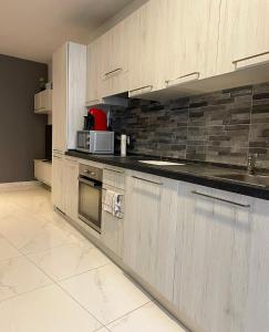 Kuchyň nebo kuchyňský kout v ubytování Stylish 1 bedroom apartment in central Msida C11A