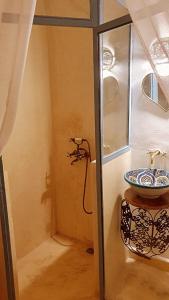 La salle de bains est pourvue d'un lavabo et d'une douche. dans l'établissement Dar Malwan, à Marrakech