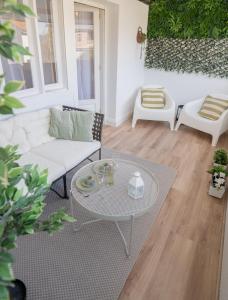 un soggiorno con divano bianco e tavolo di SAMIL PLAYA SUR a Vigo