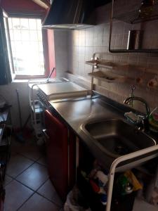 kuchnia ze zlewem i blatem w obiekcie Loft 70 w mieście Montescudaio