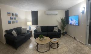 - un salon avec un canapé et une table dans l'établissement Ocean Breeze, à Punta Santiago