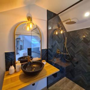ein Badezimmer mit 2 Waschbecken und einem Spiegel in der Unterkunft Ô Nuit Claire, superbe longère avec spa. in Dompierre-sur-Helpe