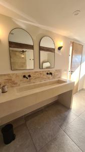 een badkamer met 2 wastafels en 2 spiegels bij Ô Nuit Claire, superbe longère avec spa. in Dompierre-sur-Helpe