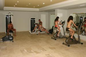 
The fitness center and/or fitness facilities at Kayhanbey Hotel
