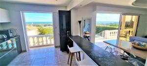 een keuken met uitzicht op de oceaan vanaf het balkon bij Villa piscine avec magnifique vue mer panoramique in Biot