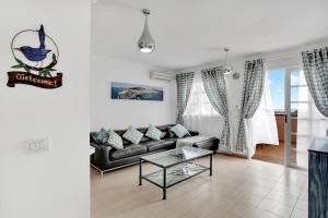 Posezení v ubytování TOP FLOOR, Sea View, Huge Terrace, Heated Pool, Garage