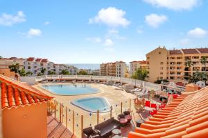 vistas a la piscina desde el balcón de un complejo en TOP FLOOR SEA VIEW, Huge Terrace, Heated Pool, Garage en Los Cristianos